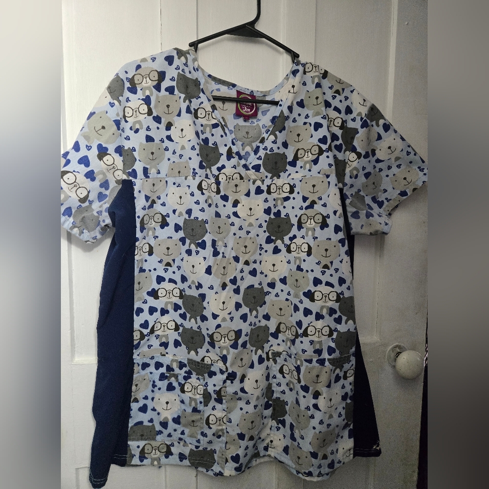 Devine scrub top size 2xl. Different shades of blue dogs.